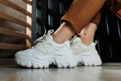 Outfits con tenis blancos para lucirte en 2024