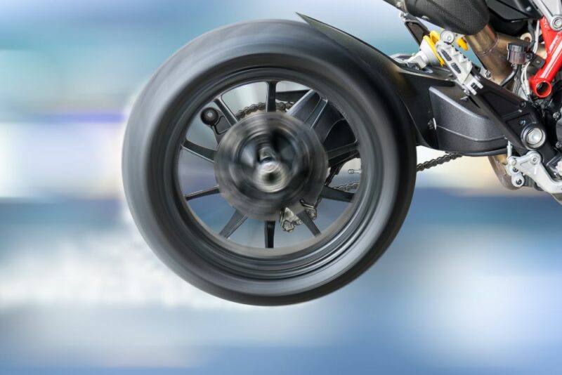 Motos 04 Cómo calibrar llantas de moto paso a paso