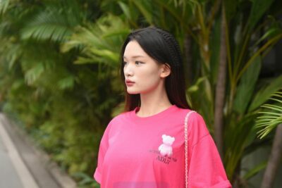 El estampado en foco: Outfits de moda con playeras gráficas femeninas