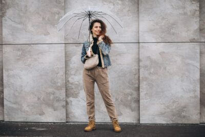 De la fábrica a la moda: 5 Outfit femeninos para botas Goodyear