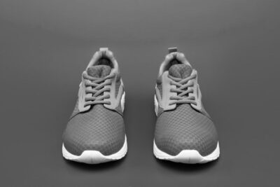 Outfits con tenis grises para hombre: combinaciones modernas que funcionan en cualquier ocasión