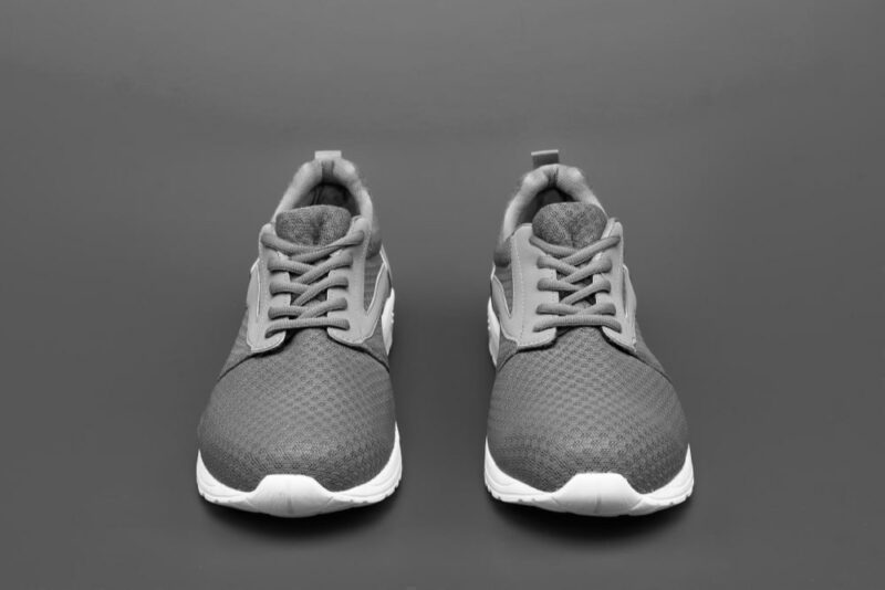 calzado094pg Outfits con tenis grises para hombre