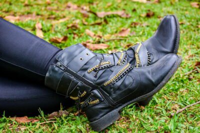 Actitud en cada paso: 5 Outfit para dominar el estilo con botas rockeras