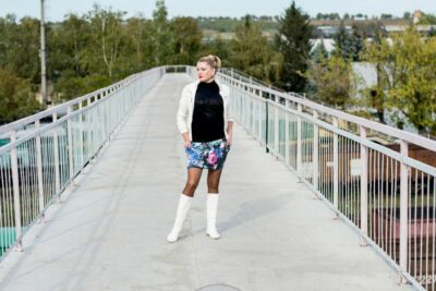 Ideas de outfit con botas blancas para combinar tu estilo