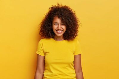 Ideas de outfit con playera amarilla para mujer en cualquier ocasión