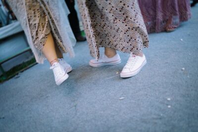 Tenis tipo Converse baratos: cómo encontrarlos sin que se vean “baratos”