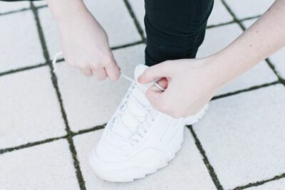 Cómo cuidar tenis blancos sin arruinar tela, cuero o goma