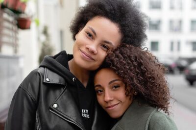 Cuero genuino, sintético y vegano: diferencias reales en uso y tacto