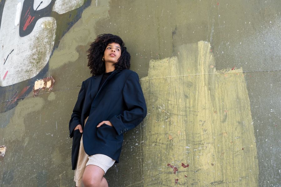 Blazer oversize elegante mujer urbana