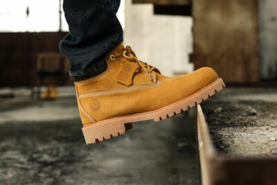 Botas con casquillo de acero: guía para elegir protección real en el trabajo
