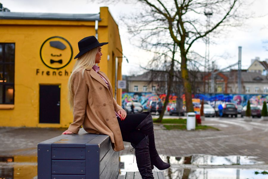 Botas hasta la rodilla elegantes mujer urbana