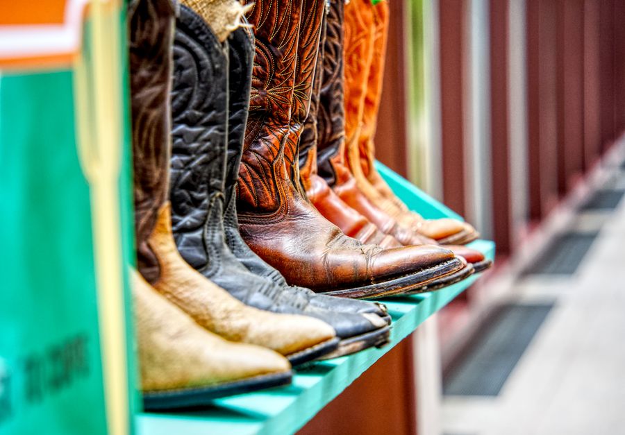 Botas vaqueras de cuero en estantería