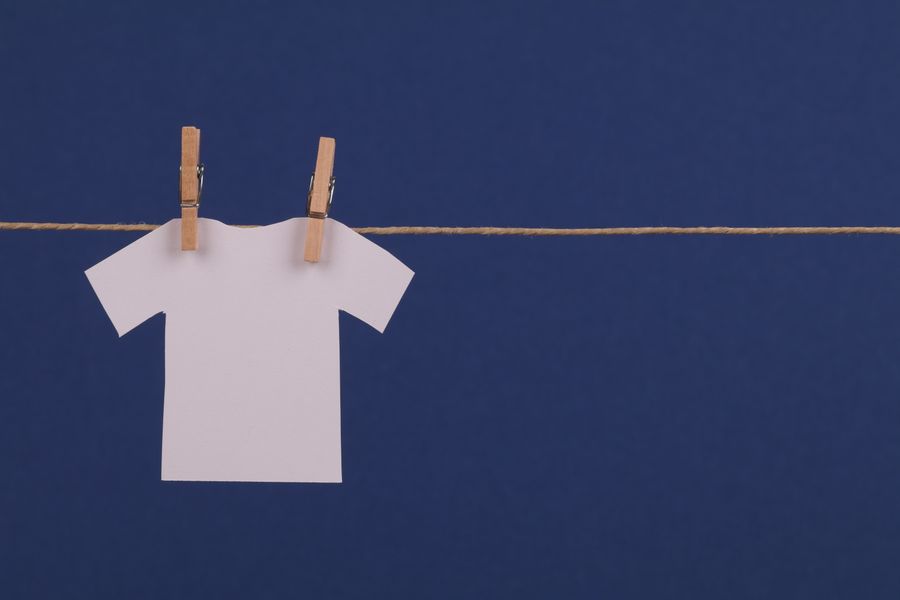Camisetas blancas colgadas en tendedero