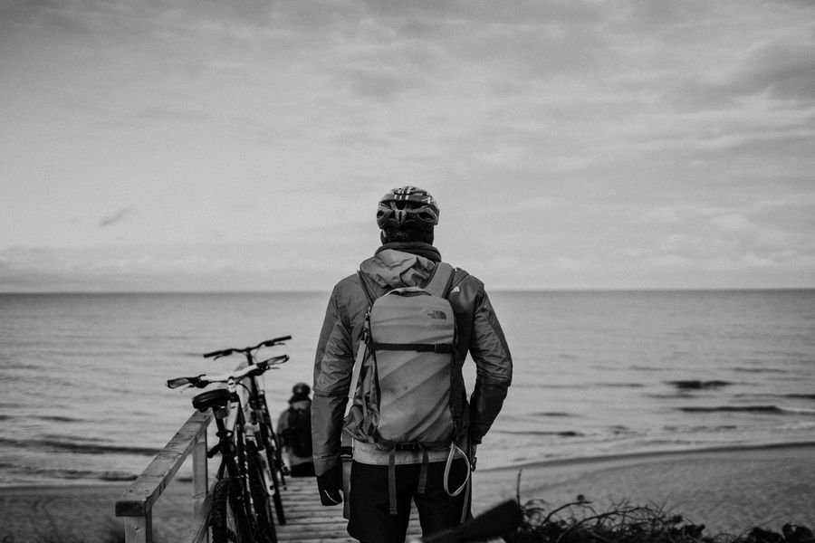 Ciclistas con mochilas junto al océano