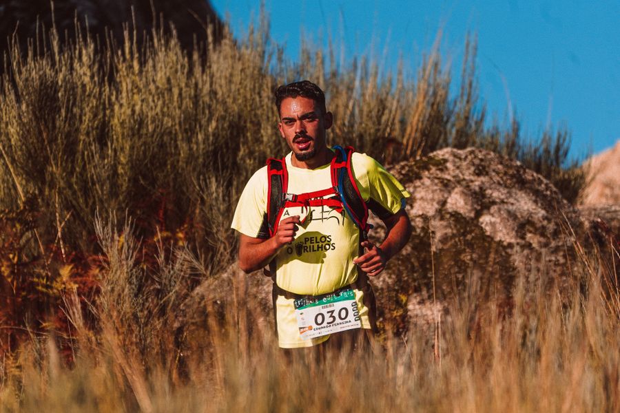 Corredor de trail en maratón de montaña