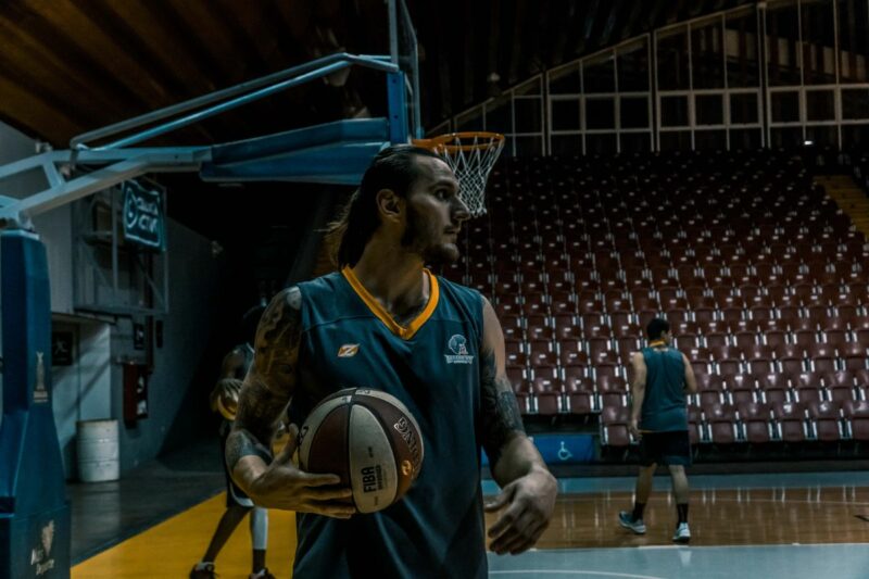jugadores baloncesto entrenando jerseys Jugadores de baloncesto entrenando con jerseys profesionales