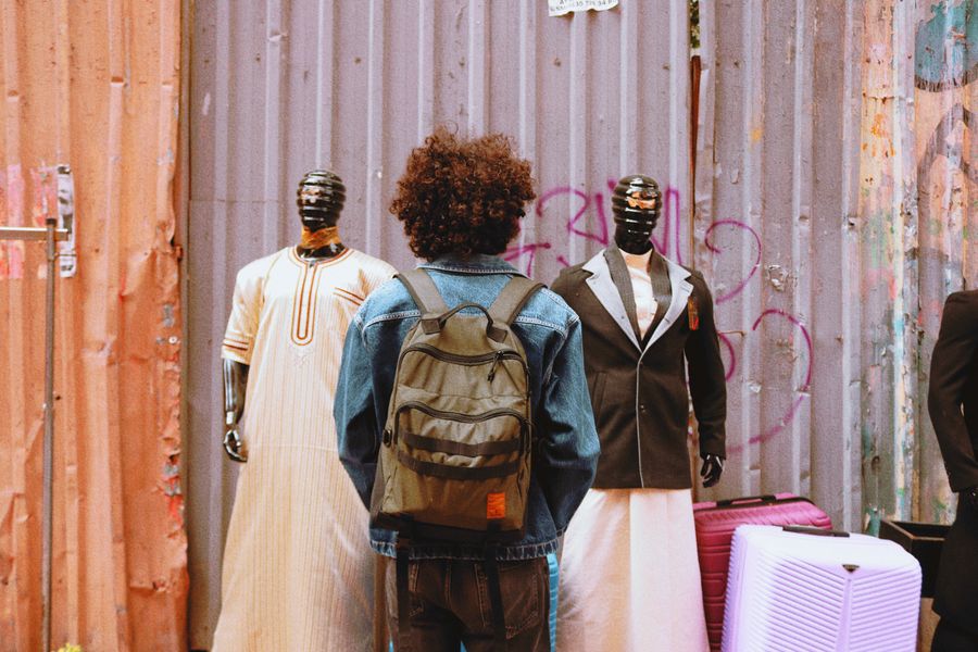 Modelos de moda urbana en exhibición