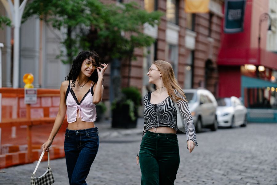 Outfits casuales para mujeres urbanas