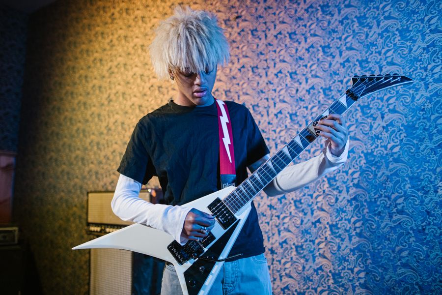guitarra electrica musico joven 2 Guitarra eléctrica y músico joven