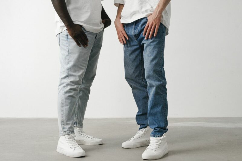 moda twinning jeans zapatillas blancas Moda twinning con jeans y zapatillas blancas
