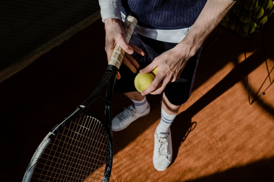 Jugador de tenis con raqueta de grafito