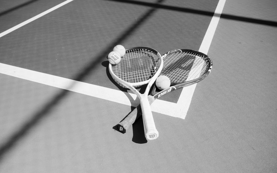 raquetas tenis pelotas cancha 1 Raquetas de tenis y pelotas en cancha