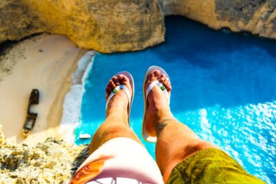 Sandalia vs chancla: diferencias de calce, sujeción y cuál te conviene según el trayecto